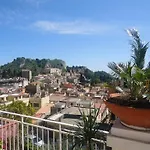 - Homstel * Taormina