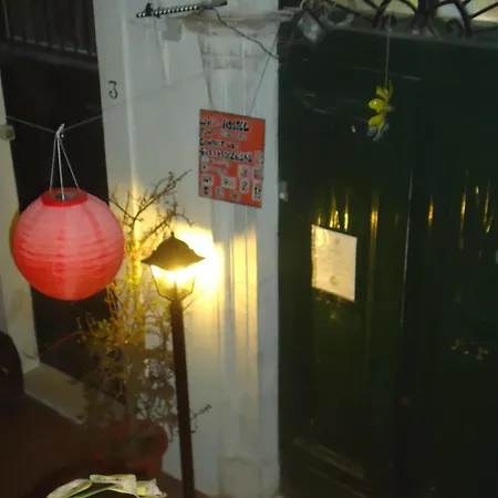 - Homstel Hostal *