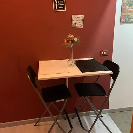 - Homstel Hostal *