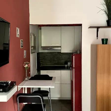 - Homstel Hostal *