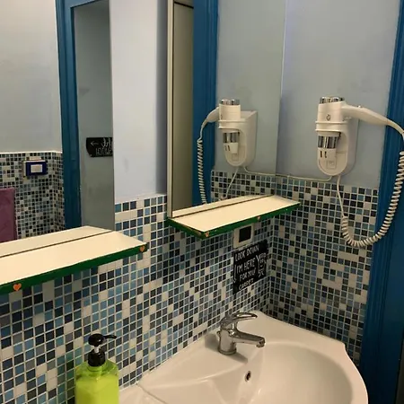 - Homstel Hostal *