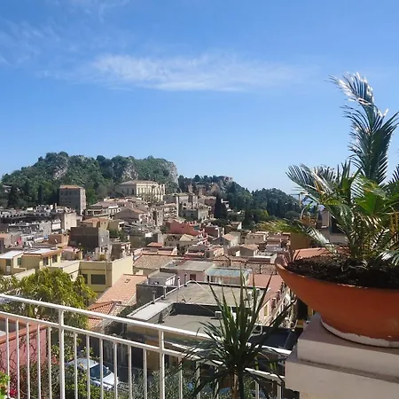 - Homstel * Taormina