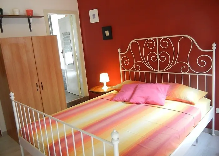 - Homstel * Taormina