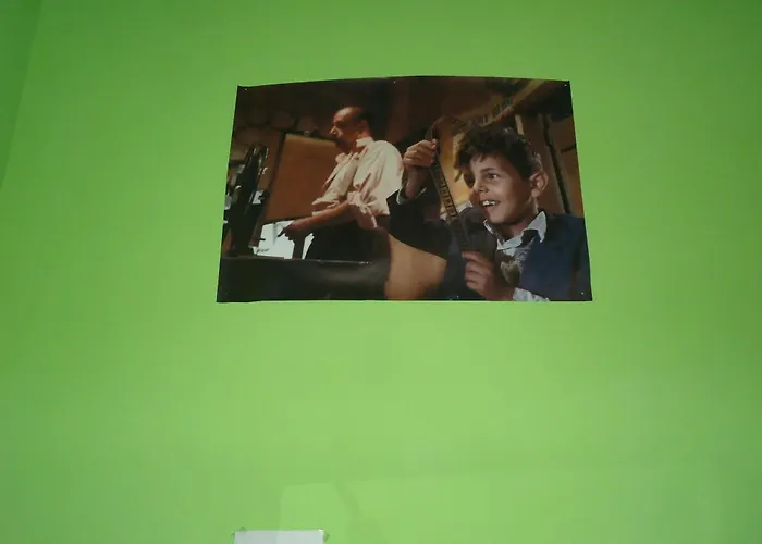 - Homstel * Taormina